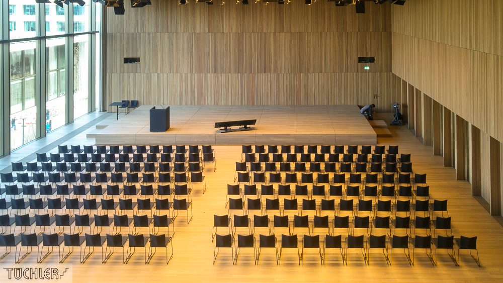 CH_Kaiseraugst_Auditorium A_Totale Saal mit Bühne aus Bühnenpodest Zoom und Motorpodest Front _80dpi_1000pi