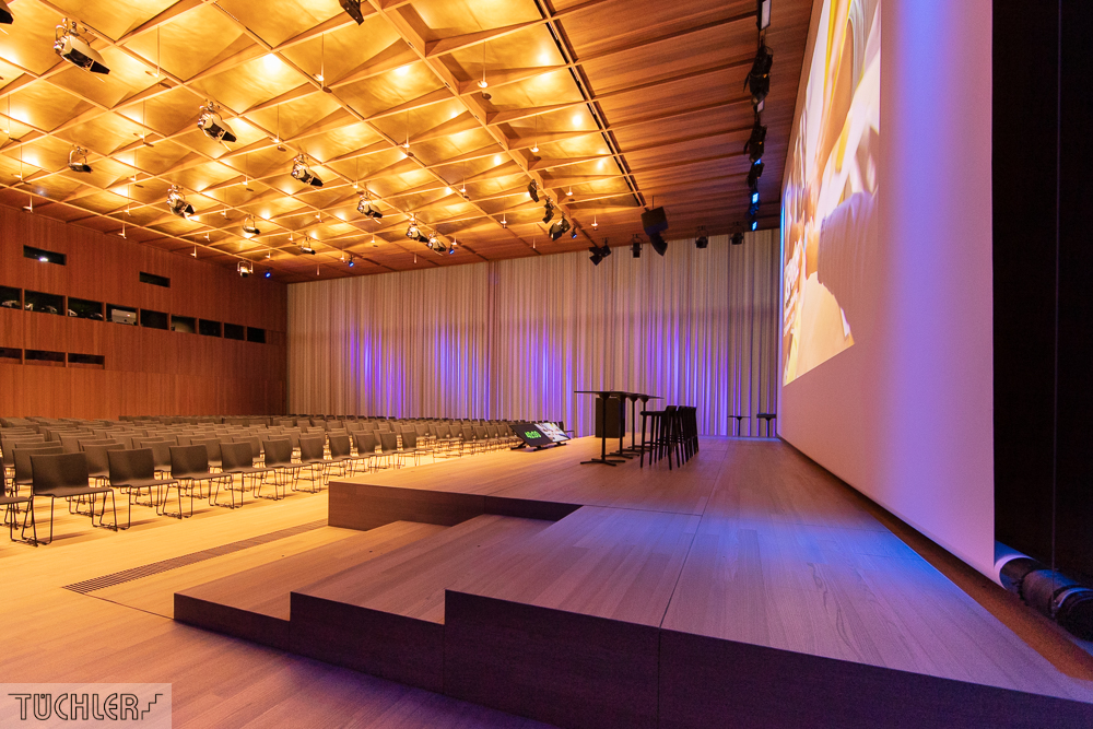 CH_Kaiseraugst_Auditorium A_Bühnenpodeste Zoom Bühne Seite und Rollbildwand Planlage
