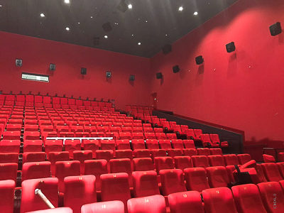 Облицовка стен в кинотеатре Cinestar Pilsen