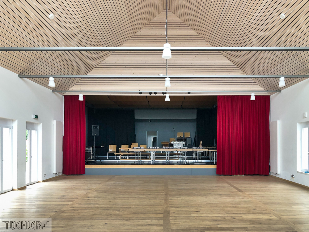 DE_Lutzingen_IBL_Interkommunales Bürger und Kulturzentrum_Bühnenvorhang aus Bühnenvelour Ansicht Frontal offen_80dpi_1000pix