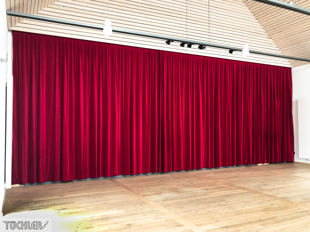 DE_Lutzingen_IBL_Interkommunales Bürger und Kulturzentrum_Bühnenvorhang aus Bühnenvelour Ansicht Frontal schräg_80dpi_1000pix