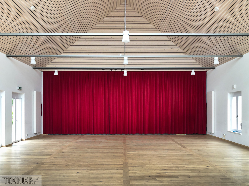 DE_Lutzingen_IBL_Interkommunales Bürger und Kulturzentrum_Bühnenvorhang aus Bühnenvelour Ansicht Frontal_80dpi_1000pix