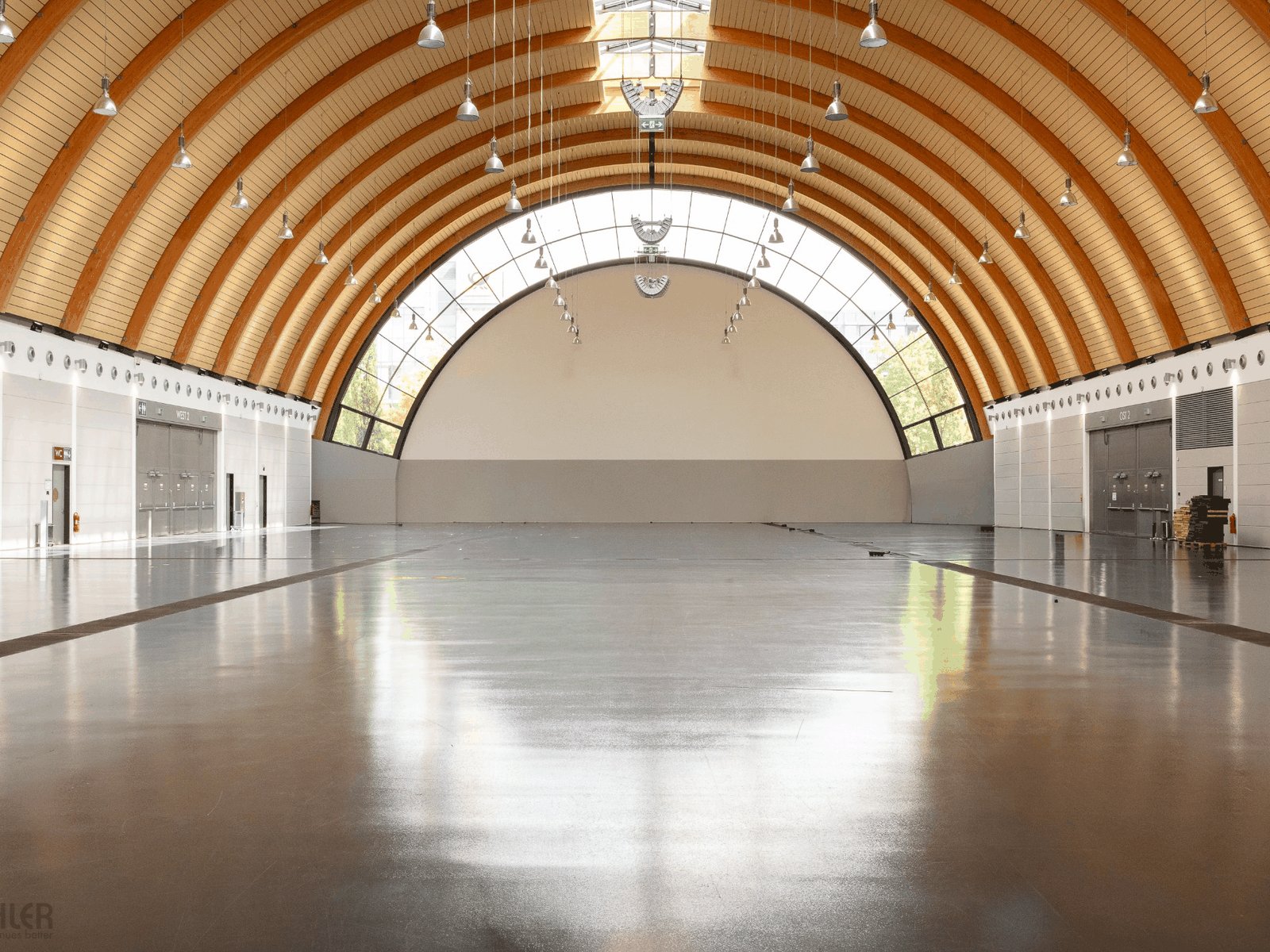 Система затемнения для изогнутых стеклянных фасадов Stadthalle Bielefeld