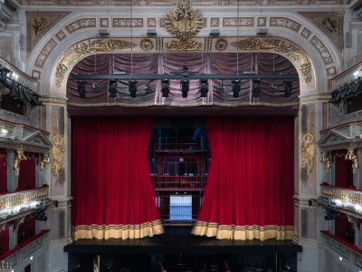 Индивидуальное решение для театра с традициями: в Theater an der Wien впервые установлена кулиса Вагнера