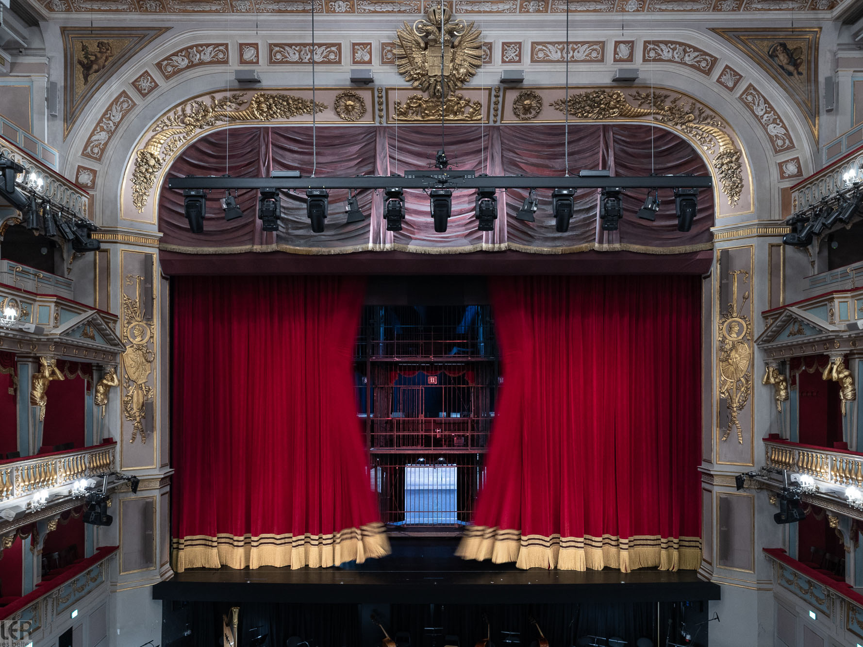 Индивидуальное решение для театра с традициями: в Theater an der Wien впервые установлена кулиса Вагнера